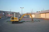 Atlas 804 Klein Bagger, auf dem Parkplatz eines Supermarkts in der Burgdorfer Strae/Lehrte, am 28.11.10.
