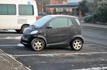 Rampunierter Smart, in der Manskestrae/Lehrte, am 28.11.10.