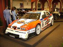 Alfa Romeo 155 V6 Ti. 1993 - 1997. Nachdem der 155´er im Jahr 1992 die italienische Tourenwagenmeisterschaft dominiert hat, wurde das Auto ab 1993, jetzt mit dem V6 Ti-Motor in der DTM eingesetzt. Fahrer dieser Wagens waren Allesandro Nannini und Nicola Larini. Hier einige technische Eckdaten: V6-Motor mit 2.498 cm und Vierventiltechnik. Der Motor leistet 490 PS bei 12.000 U/min. Die Hchstgeschwindigkeit liegt, je nach bersetzung bei 250 - 300 km/h. Essen Motorshow 30.11.2010.