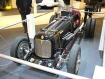 MG PA von 1934. Dieser PA wird heute noch regelmig bei Klassikerrennen, wie Donnington Park, Prescot Hill und ADAC-Eifelrennen eingesetzt. Der 1.4 l mit 6-Zylinderreihenmotor leistet ca. 170 PS. Die Hchstgeschwindigkeit liegt bei ca. 220 km/h. Das abgelichtete Fahrzeug ist das einzig gebaute Fahrzeug, mit der breiten Hinterachse fr Doppelbereifung, wie sie in den 1930´er Jahren gerne bei Bergrennen eingesetzt wurden. Essen Motorshow 30.11.2010.