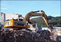 Im Juni wurde in Plettenberg eine Firma abgerissen. Auftragnehmer ist ABBRUCH HAGEDORN. Im Bild ein CAT 330D LN der damit beschftigt ist, Eisen aus dem Abbruchmaterial herauszusuchen...