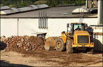 Dieser BULLDOZER von ABBRUCH HAGEDORN rumt Abbruchmaterial zusammen....
(Alle Aufnahmen stammen aus dem Sommer 2010)