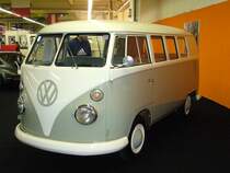 VW T1 Kombi, Baujahr 1967. Dieser, aus sterreichischem Erstbesitz stammende T1, hat erst 93.000 km gelaufen. Es handelt sich um einen Kombi des letzten T1 Baujahres, der mit dem 4-Zylinderboxermotor mit 42 PS Leistung aus 1.493 cm motorisiert ist. Essen Motorshow 30.11.2010.