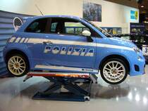 Fiat nuova cinquecento, wie er seit 2007 produziert wird. Hier einmal recht peppig, in den Farben der italienischen Polizia di stato, lackiert. Motorisiert ist dieser Kraftzwerg mit dem Motor, der auch im 500´er Abarth Dienst tut. Essen Motorshow 30.11.2010.