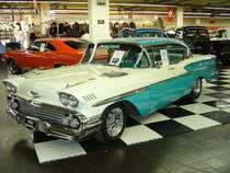 Chevrolet Biscayne four door Sedan des Jahrganges 1958. Die Biscayne Baureihe war die mittlere Ausstattungsvariante des 1958´er Chevroletjahrganges. Darunter war die Modellreihe Del Ray und darber die Modellreihe Bel Air angesiedelt. Es standen ein 6-Zylinderreihenmotor mit 145 PS oder zwei V8-motoren mit 4.6 l oder 5.7 l Hubraum zur Verfgung. Die Leistung betrug wahlweise 185, 230, 250, 280 oder 290 PS. Die Farbkombination des abgelichteten Autos nannte sich larkspurblue/ivory. Essen Motorshow 30.11.2010.