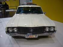 Buick Skylark Sportwagon von 1966. Der Skylark Sportwagon trumpfte mit einer stylischen Dachverglasung ber der Rcksitzbank und ber dem Laderaum auf. Erhltlich war der Wagen in zwei Motorisierungsvarianten, nmlich einem 6-Zylinderreihenmotor mit 160 PS oder einem V8-motor mit 210 PS. Essen Motorshow 30.11.2010.