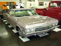 Chevrolet Impala Coupe von 1965. Das 1965´er Impala Coupe stand ab US$ 2.947,00 beim Chevydealer. Motorisiert wahlweise mit 6-Zylinderreihen- bzw. V8-motoren verkaufte sich das Coupe des Jahrgangs 1965 exakt 243.100 mal. Man beachte den Cokebottle-Hftschwung der sich auch beim Opel Rekord C Coupe mit einer groen hnlichkeit wiederfand. Essen Motorshow 30.11.2010.