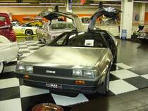 De Lorean DMC 12 1981 - 1982. Die De Lorean Ltd. wurde 1975 in New York vom ehemaligen General-Motors Manager John Zachary De Lorean gegrndet. 1981 begann die Produktion des DMC 12 im nordirischen Dunmerry nahe Belfast. Fr das Karosseriedesign zeichnete sich Giugiaro verantwortlich. Motorisiert war der 2+2 Sportwagen mit dem 2.849 cm V6-motor von Ford. Der im Heck untergebrachte Motor leistete 132 PS und machte die Flunder ca 200 km/h schnell. Nach ca. 8.000 produzierten Autos drehte Premierministerin Thatcher den Subventionsgeldhahn zu und De Lorean mute die Produktion einstellen. Das Werk wurde demontiert und die Karosseriepresswerkzeuge im Nordatlantik versenkt. Essen Motorshow 30.11.2010.