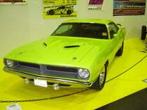 Plymouth Barracuda von 1970. Dieser in der Lackierung Sunny grass green lackierte Cuda ist mit dem grten jemals verbauten Motor im Barracuda motorisiert. Der 7.2 l V8-motor leistet 387 PS. Essen Motorshow 30.11.2010.