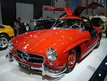 Mercedes Benz 300SL (W198I). 1954 -1957. Einer von 1.400 produzierten Gullwings. Der 6-Zylinderreihenmotor leistete 215 PS aus 2.996 cm. Die Hchstgeschwindigkeit lag bei 235 km/h. Es handelt sich bei dem abgelichteten Fahrzeug um ein Auto der Mercedes Benz Classic. Essen Motorshow 30.11.2010.