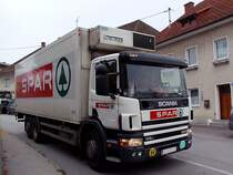 SCANIA_380-114L einer Handelskette eilt mit Khlaufbau von Filiale zu Filiale;101102