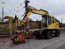 LIEBHERR-A900-C-ZW-Lintronic; Zweiwegebagger(99819901099-7)wartet am Bahnhof Pregarten auf weitere Einstze;101020