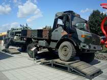 Unimog U 1300L mit Pritsche, steht zur Begrung vor dem Unimog Museum Gaggenau, Baujahr 1987, Aug.2010