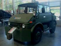 Unimog 406 Flugzeugschlepper, Baujahr 1974-86, 6-Zyl.Diesel mit 84PS, Unimog Museum Gaggenau, Aug.2010