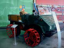 Unimog U 411, Baujahr 1960 mit 32PS, von 1956-61 wurden davon knapp 18000 Stck gebaut, hier mit angebauten Sttzrdern fr schwierige Bodenverhltnisse, Unimog Museum Gaggenau, Aug.2010