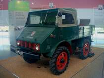 Unimog 70.200, die Firma Boehringer in Gppingen baute von 1949-51 600 Stck von diesem Typ, mit dem 25PS Dieselmotor vom MB 170D, Unimog Museum Gaggenau, Aug.2010