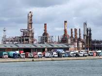 LKW-Oldie´s unterschiedlichster Typen u. Beladung warten im Hafen von Antwerpen auf ihre Ausschiffung in die  3te Welt-Lnder ;100830