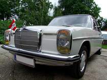 Mercedes-Benz 220D steht bei der Oldtimerveranstaltung in Reichersberg voll auf der Leitung;100808