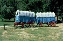 Im  Gold Country  Amador im Westen der USA standen im Juli 1998 diese beiden Planwagen, mit denen oder hnlichen die ersten Siedler den groen Treck durch den Kontinent nach dem Westen unternahmen. (Dia)