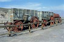 Im Juli 1998 stehen diese Wagen im Death Valley / USA mit denen Ende des 19. Jahrhundert Borax transportiert wurde. Bekannt auch als  Twenty mule team 