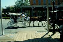 Im Juli 1998 war die Kutsche in Sacramento / USA mit Touristen unterwegs auf einer Stadtrundfahrt. (Dia)