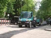 Ein Unimog mit Hnger in Langensteinbach am 06.06.09