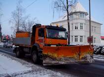 ATEGO1828 der Stadtgemeinde Ried eilt mit dem aufgebautem Schneepflug durch die Bezirksstadt;1011127