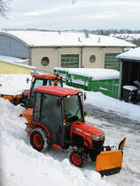 6.12.10..der kleine Schneeschieber Kubota B 2230 hat im Sauerland jetzt Hochsaison...