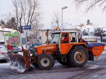 STEYR8090 verrichtet mit aufgebautem Schneepflug den Winterdienst;101127
