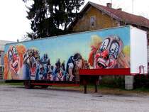 Bunt bemalter Sattelauflieger eines Zirkusunternehmens,101121