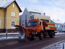 STEYR-19S27_4x4 der Straenmeisterei Ried ist mit aufgebautem Schneepflug im Wintereinsatz;101127