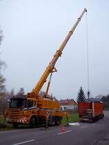 SCANIA-P380 der Fa.Prangl beim Entladen von Fernheizungrohren ;101102