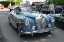 Mercedes 220 S Cabrio (W 180) verlsst das Flugplatzfest in Grefrath (11.9.2010).