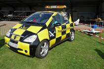 Mercedes A-Klasse als Flugfeld-Fahrzeug auf dem Sportflugplatz Niershorst (Grefrath, 11.9.2010); die kleinen Typhoons folgten dem Fahrzeug aber dann doch nicht...