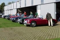Eine ganze Armada von Triumph und anderen englischen Oldtimern nimmt Aufstellung vor den Hallen des Flugplatzes Niershorst (Grefrath, 11.9.2010)
