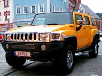 Hummer hat am Stelzhamerplatz in Ried i.I. eine Parklcke gefunden; 080304