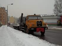MAN  Pausbacke  wartet am 07.12.2010 um 15:43:01 auf seinen Fahrer. Der Aufnahmeort Chemnitz drfte aus dem Kennzeichen des Fahrzeugs und der nicht vorhandenen Fernverkehrsaustattung ersichtlich sein.