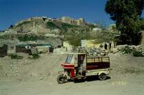 1992 irgendwo in Syrien zwischen Damaskus und Aleppo sah ich dieses dreirdrige Transportfahrzeug, evtl. Marke Eigenbau