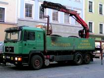 MAN 26.422 beim Entladen von Fliesen fr eine Geschftsrenovierung am Hauptplatz in Ried i.I.; 080305