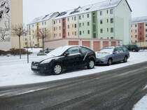 Moderner Ford Focus, und dahinter ein Ford  Escort Compi in Lehrte am 08.12.10.