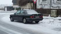 Mercedes 190 E, bei Schneefall, am 08.12.10 in Lehrte.