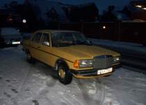 Alte Mercedes 200 er Klasse, in Lehrte, am 05.12.10.