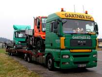 MAN-Sattelauflieger; Ladegut:Unimog U400 und einem ATEGO1524; 080308