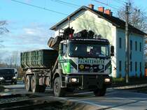 AF quert mit einem Wechselcontainer einen vielbefahrenen Bahnbergang im Bezirk BL ;101123
