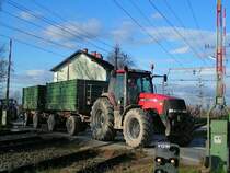 CASE-MX200 kann nach langer Wartezeit mit den beiden Anhngern den Bahnbergang queren;101123
