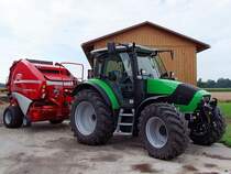 Deutz-Fahr Agrotron-K410 (84PS) ist mit LELY-Welger RP435, einer Rundballenpresse fr Durchmesser von 0,91,6mtr. unterwegs;100808