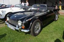 Triumph TR4 vor den Hallen des Flugplatzes Niershorst (Grefrath, 11.9.2010)