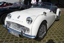 Noch ein Triumph TR3 vor den Hallen des Flugplatzes Niershorst (Grefrath, 11.9.2010)