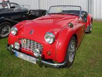 Noch ein Triumph TR3 vor den Hallen des Flugplatzes Niershorst (Grefrath, 11.9.2010)