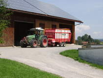 Ein Fendt Vario am 07.08.09 in Ottcker mit Pttinger Ladewagen 